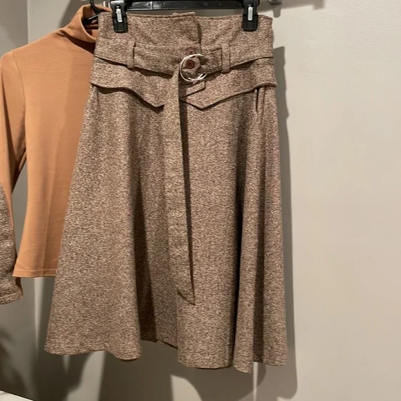 GORGEOUS SET Skirt and Top - Picture 4 of 16